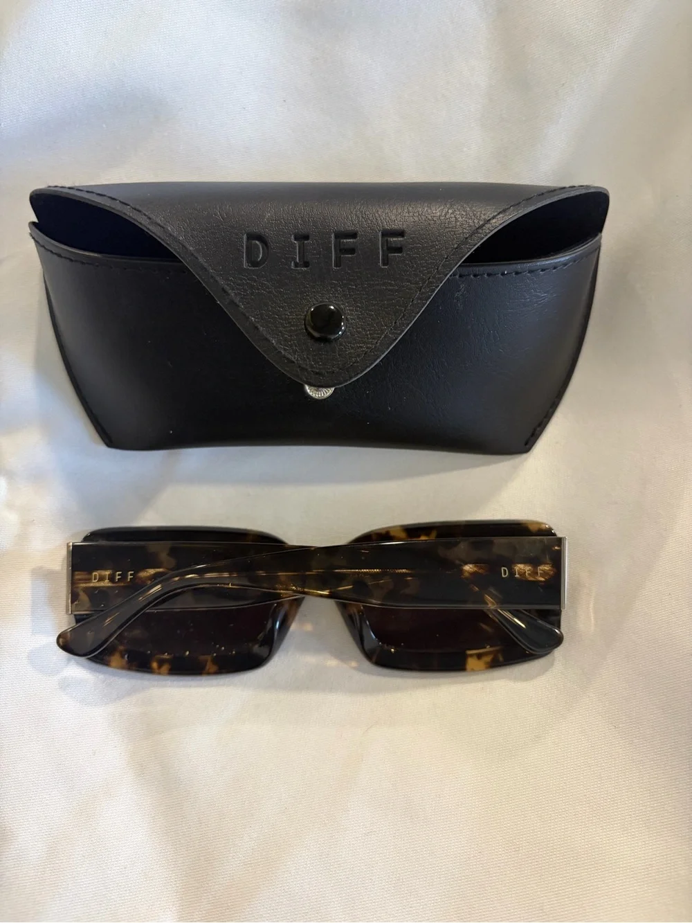 DIFF Eyewear Indy Rectangle Sunglasses Espresso Tortoise Shell Brown Retro Case